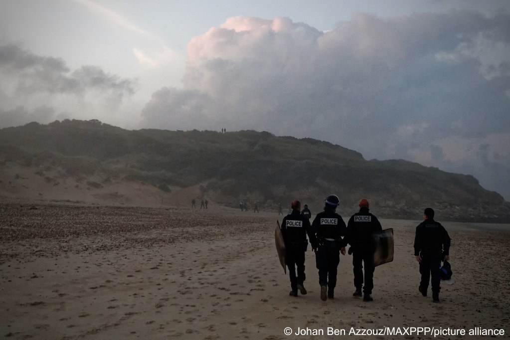 French police patrol the beach of Wimereux, northern France, on September 16, 2021 | Photo: Johan Ben Azzouz/MAXPPP/picture-alliance