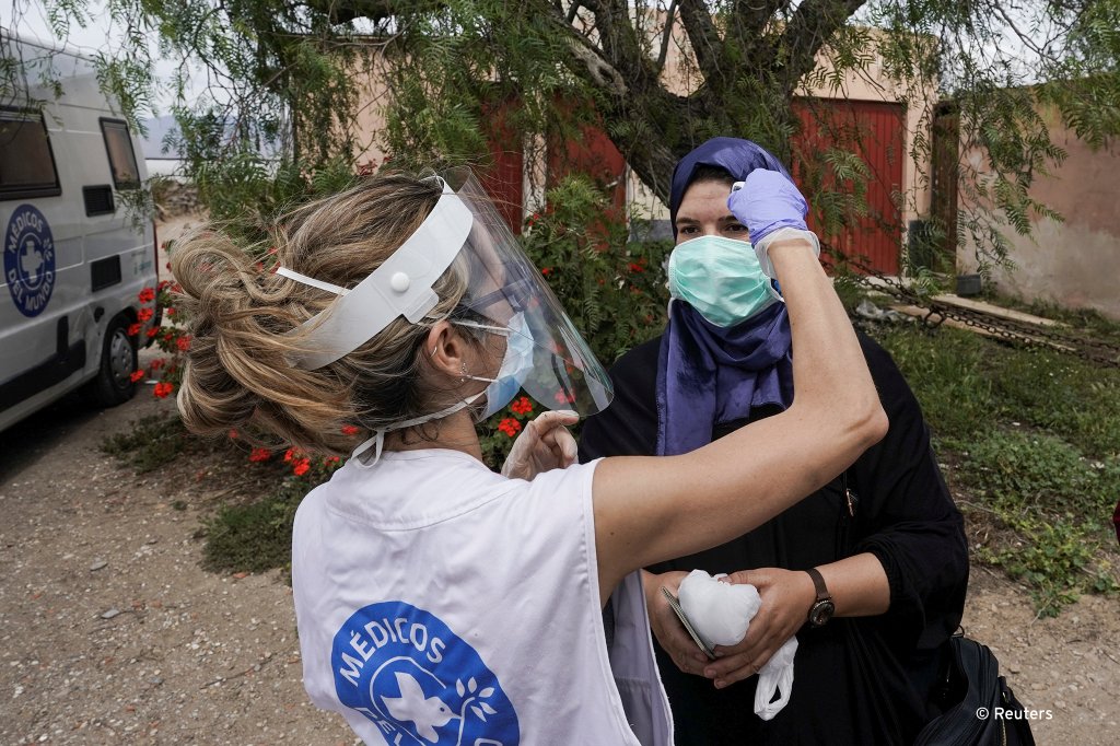 In Almeria, Southern Spain, doctors from Medicos del Mundo conduct health checks and provide food for migrants left without work due to the coronavirus outbreak | Photo: Reuters