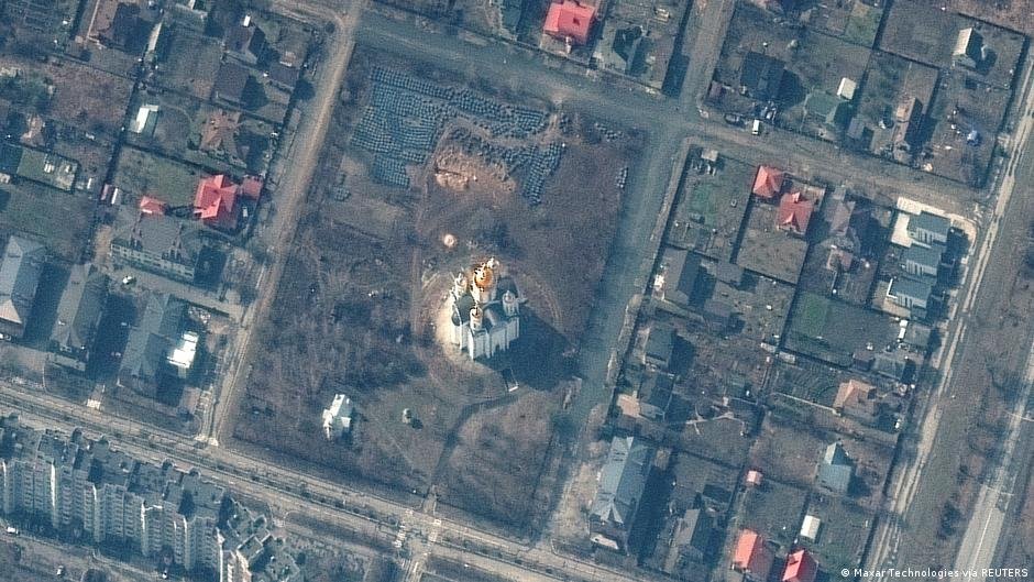 Human remains in mass graves in Ukraine will eventually be identified | Photo: Maxar Technologies via Reuters