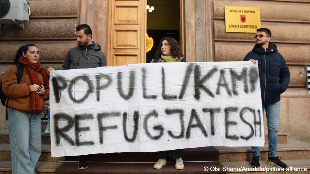 Albanians protest against the deal with Italy in front of the Constitutional court in Tirana | Photo: Olsi Shehu / Anadolu / picture alliance