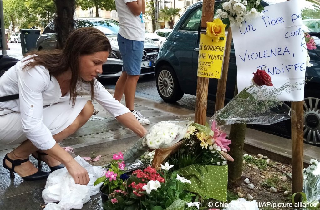 A woman lays flowers at the memorial site where Alika Ogorchukwu lost his life | Photo: Chiara Gabrielli / picture alliance / AP