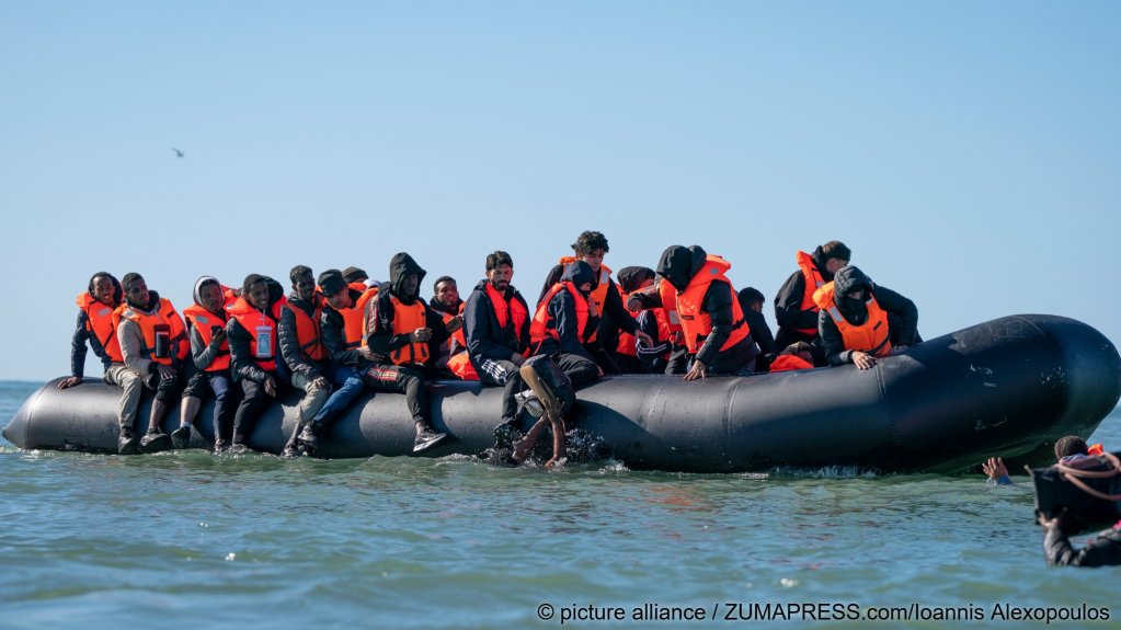 Smugglers are attempting to pack more and more people on small dinghies, endangering lives during the crossing to Britain | Photo: Ionnis Alexopoulos/ZumaPress/picture-alliance