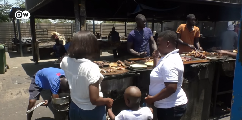 De la viande grillée au marché de Windhoek | Source : Capture d’écran du documentaire de la DW