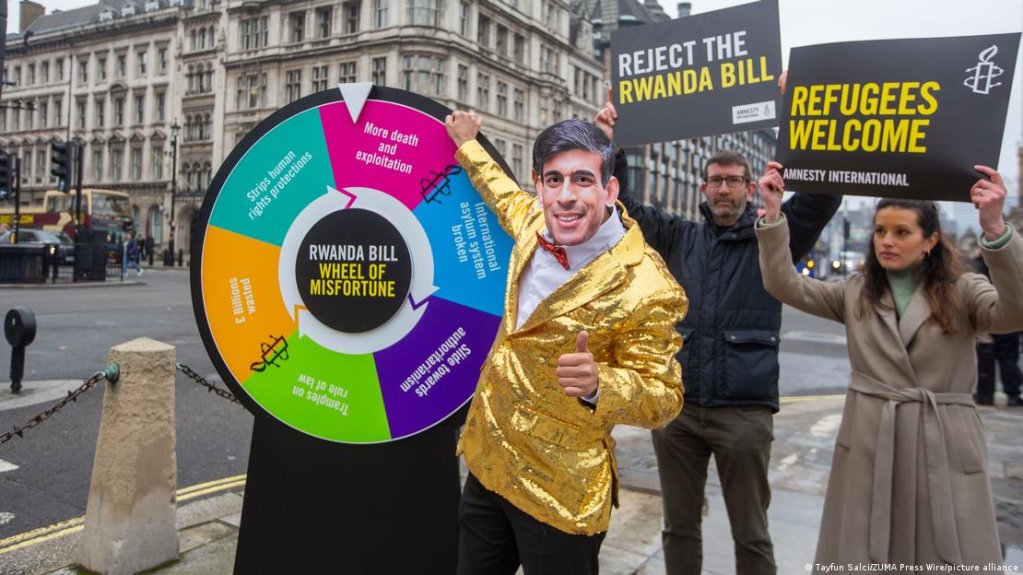 Critics like these protesters from Amnesty International have said the bill will have serious consequences for human rights | Photo: Tayfun Salci/ZUMA Press Wire/picture alliance