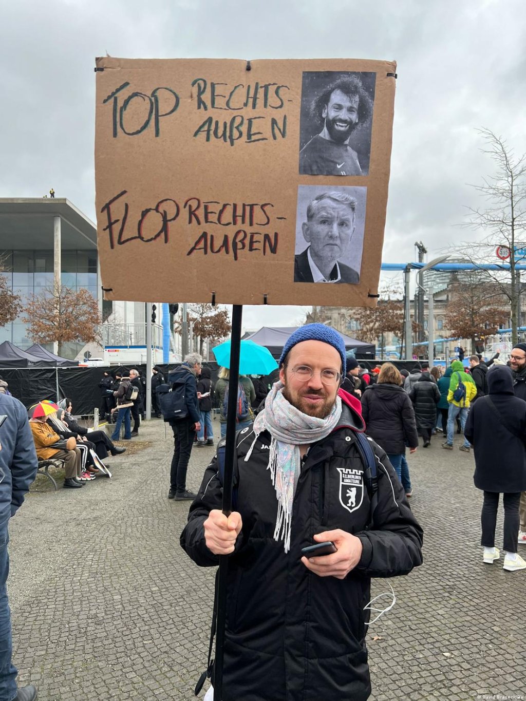 This protester brandished a placard that said Egyptian footballer Mo Salah is a 'top right wing,' referencing his soccer position, while the AfD's Björn Höcke is a 'flop right wing' | Photo: David Braneck/DW
