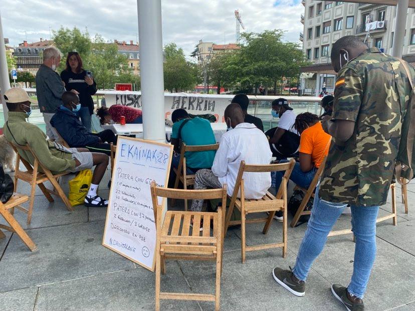 Des migrants viennent chaque jour sur la place de la mairie d'Irun à la rencontre de l'association Irungo Harrera Sarea. Crédit : InfoMigrants