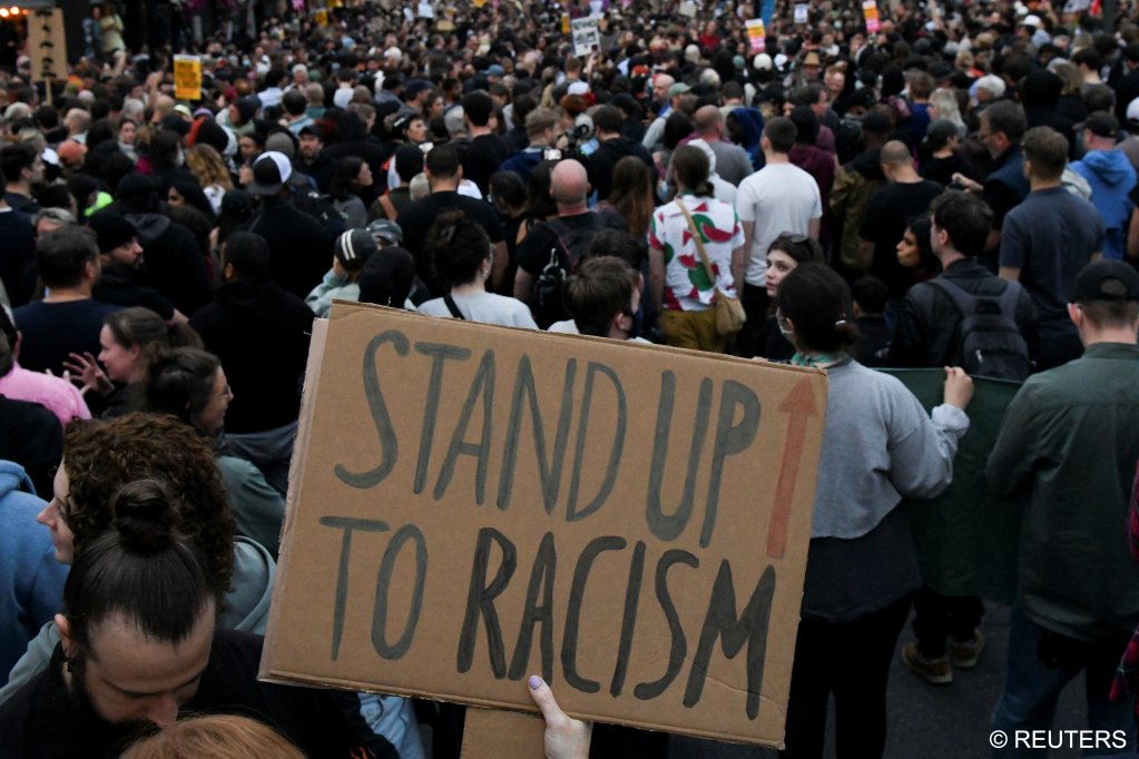 People gather against an ananti-immigration protest in London on 
August7,2024 | Photo: Chris J. Ratcliffe/REUTERS