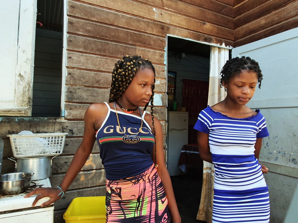 Les cousines Daphné, 14 ans, et Lynn, 12 ans, devant leur maison. Crédit : Dana Alboz/InfoMigrants