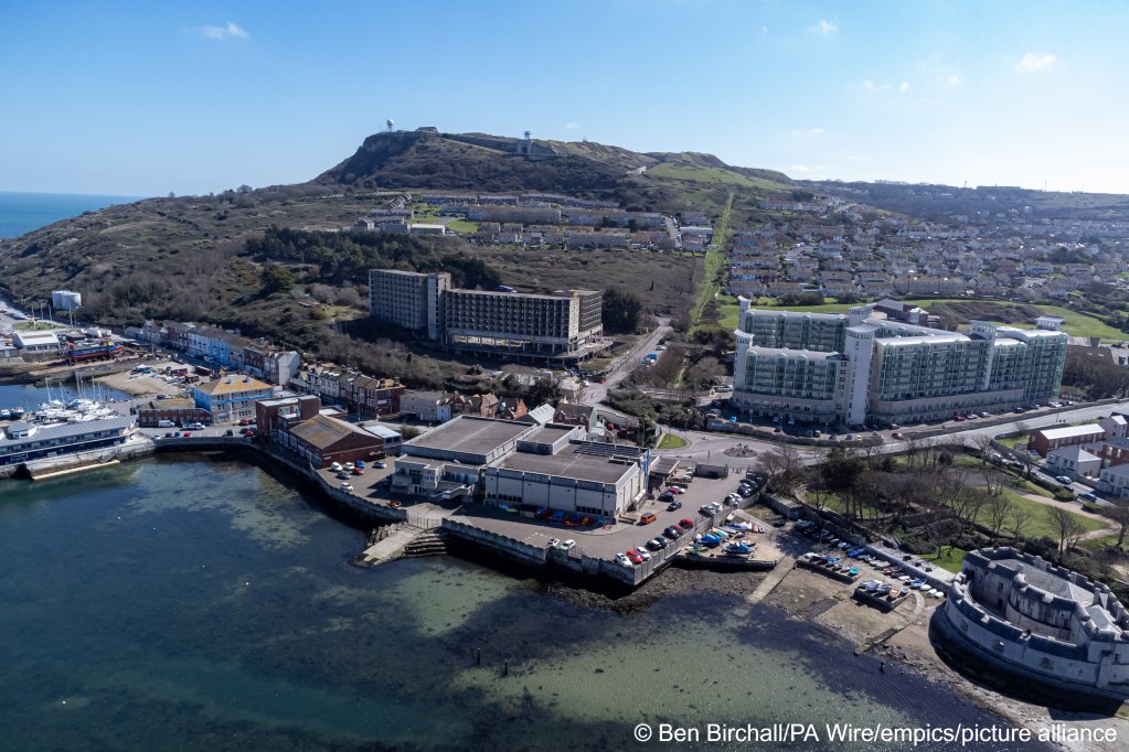 A view of the harbor in Dorset where the government intends to moor a barge to house around 500 asylum seekers | Photo: Ben Birchall / PA / empics / picture alliance