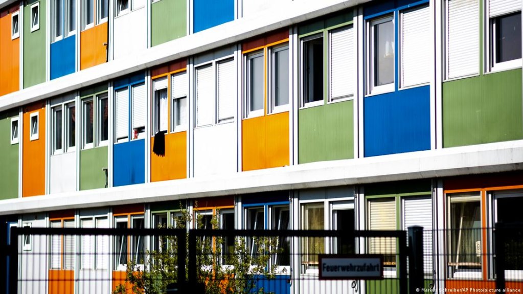 Berlin and other states have built makeshift accomodation to cope with the increase in asylum seekers | Photo: Markus Schreiber/AP Photo/picture alliance