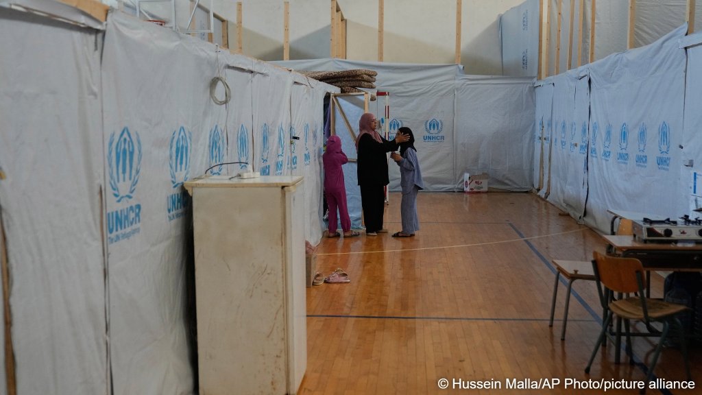 File photo: Hundreds of people remain in shelters for people whose villages in southern Lebanon were destroyed or occupied by Israeli forces | Photo: Hussein Malle/AP Photo/picture-alliance
