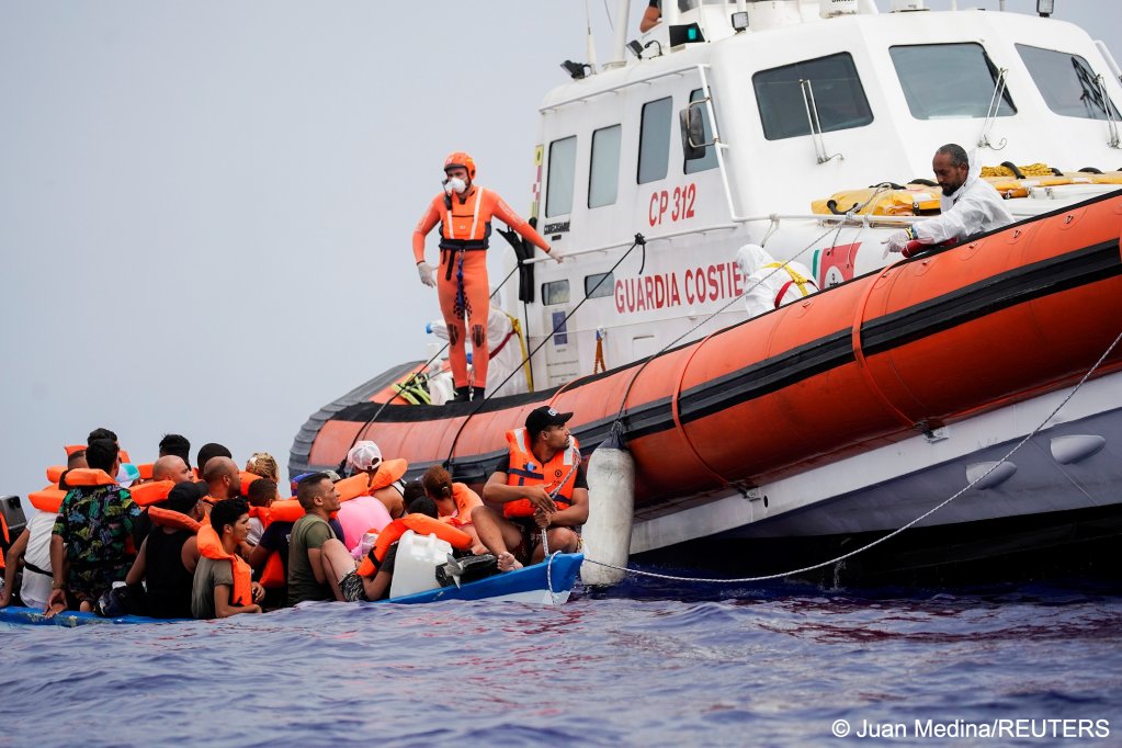 Italian coast guards rescue migrants of a wooden boat near the island of Lampedusa on September 1, 2021 | Photo: Juan Medina/REUTERS