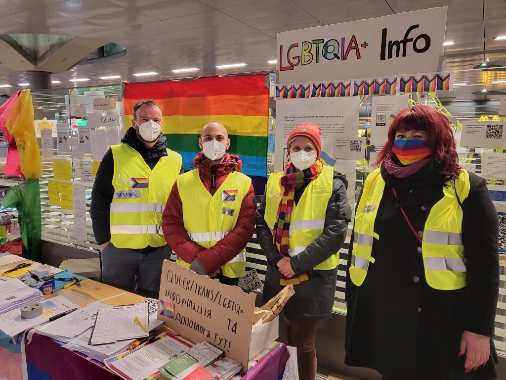 A group of volunteers at a makeshift welcome area inside Berlin's main train station on March 7, 2022 | Photo: Benjamin Bathke/InfoMigrants