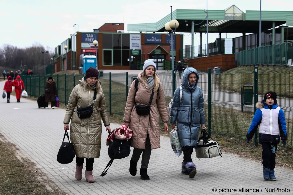 People fleeing from Ukraine walk after crossing the border in Medyka, Poland on March 6, 2022. Thousands of refugees cross the Ukrainian-Polish border after the Russian invasion | Photo:pictiure alliance/NurPhoto