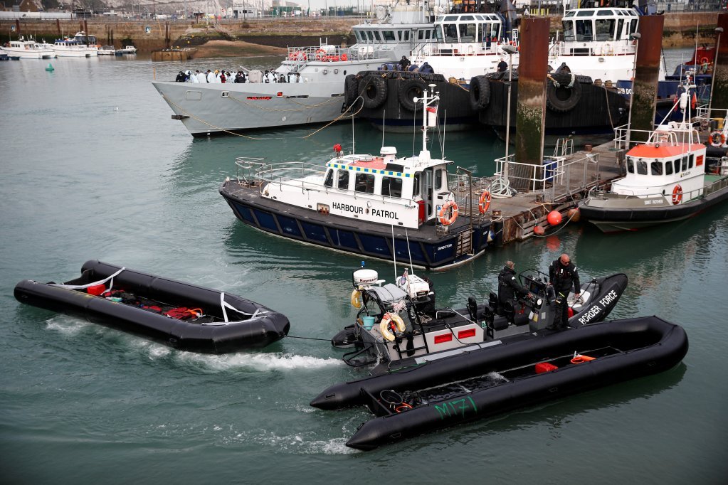 دورية لخفر السواحل البريطاني تسحب قوارب استخدمها مهاجرون لعبور المانش، في ميناء دوفر. 14 نيسان/أبريل 2022. المصدر: رويترز