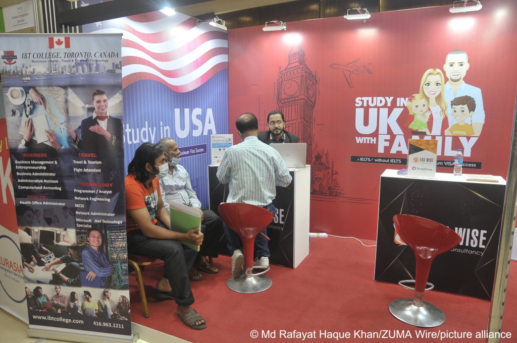 From file: In this photo from a study fair in Bangladesh in 2021, the possibility of studying in the UK with your family is clearly seen as a positive | Photo: Md Rafayat Haque Khan / ZUMA Wire / picture alliance