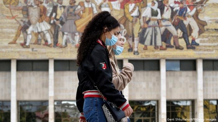 ألبانيا ترفض النظر في طلبات لجوء جديدة بحجة جائحة كورونا كما يفيد مهاجرون!