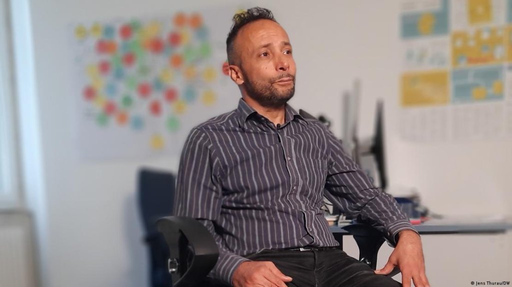 Oguz B. helps refugees navigate German bureaucracy | Photo: Jens Thurau/DW