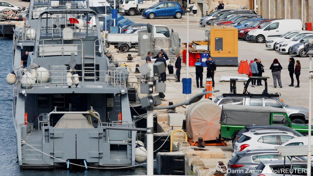 Police forensic officers gather around the body of a drowned migrant at the Armed Forces of Malta maritime squadron base at Haywharf in Valletta's Marsamxett Harbour, Malta February 23, 2024 | Photo: REUTERS/Darrin Zammit Lupi