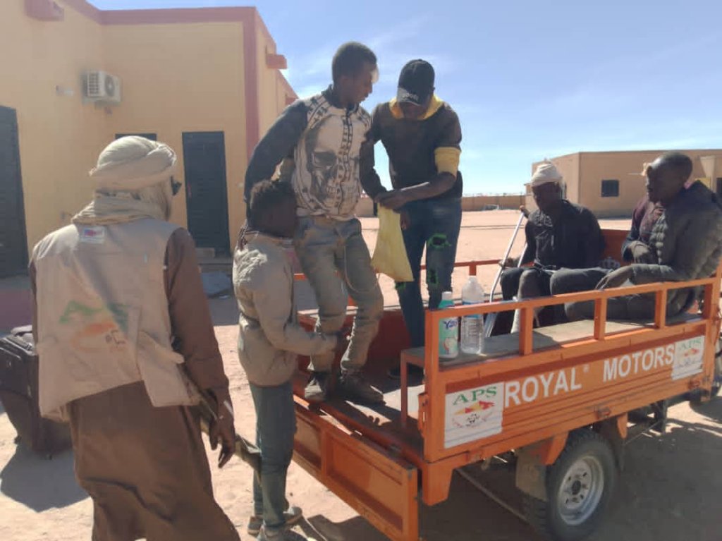 Les migrants récupérés dans le désert algérien sont déposés à Assamaka, au Niger. Crédit : Alarme Phone Sahara