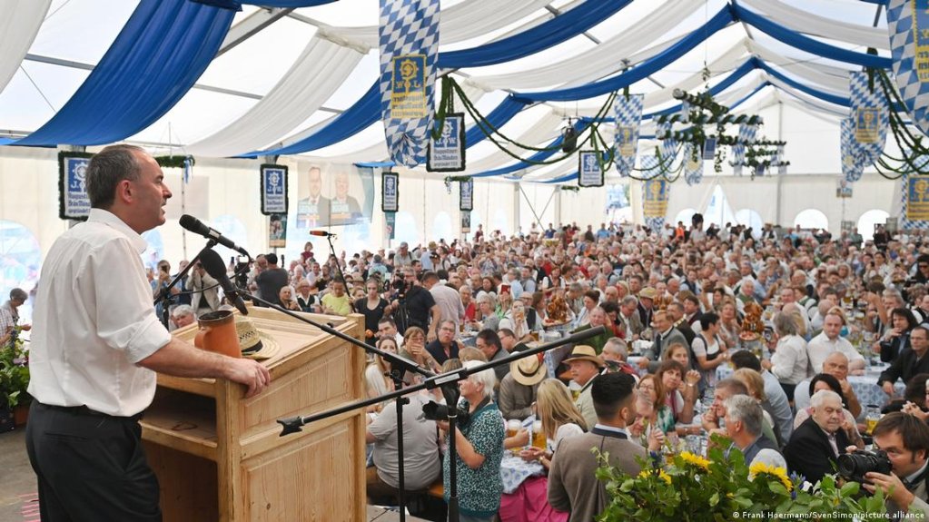 Hubert Aiwanger's 'beer tent speeches' are extremely popular with his supporters. | Photo: Frank Hoermann/SvenSimon/picture alliance