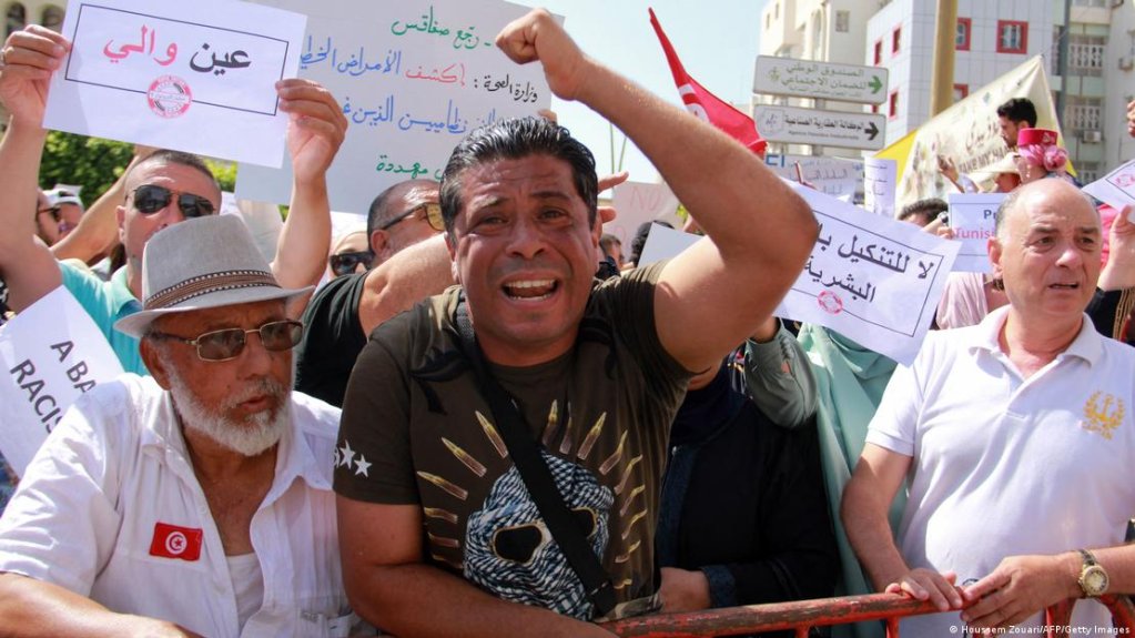 While some Tunisians try to help Black migrants, many more are protesting against the migrants in Sfax and other parts of the country | Photo: Houssem Zouari/AFP/Getty Images