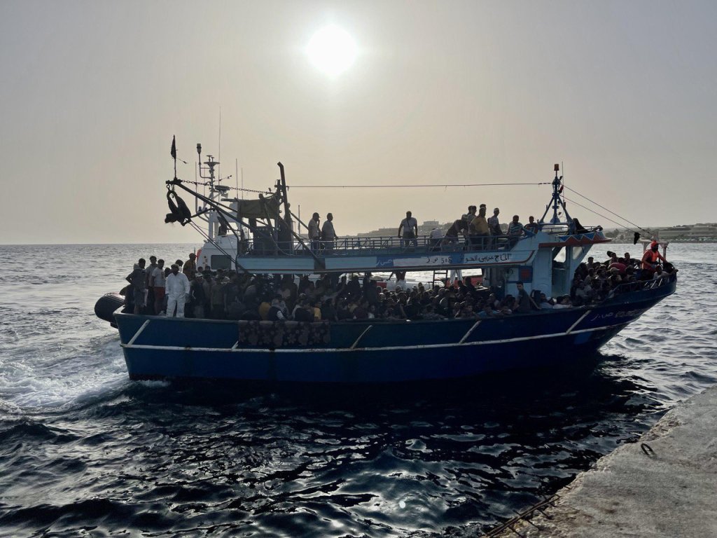 A fishing boat with at least 300 people on board reaches Lampedusa | Photo: ANSA/Elio Desiderio