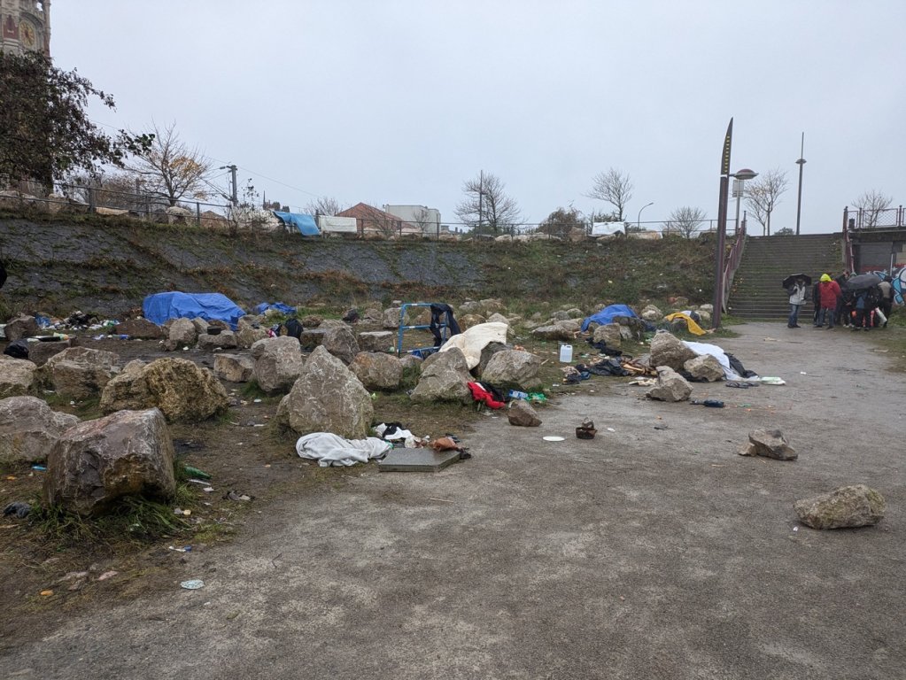 Migrants leave the camp before the police arrive. Every two days riot police clear the camps in Calais, confiscating anything left behind. Once the police are gone, the migrants will return to pitch their tents again. This is a routine carried out about three times a week. | Photo: InfoMigrants