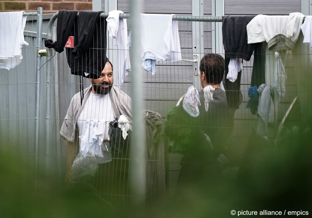 The Conservative government said in Parliament that they hope to start processing asylum claims far more quickly and deport those who don't qualify swiftly | Photo: Gareth Fuller/ picture alliance / empics / 