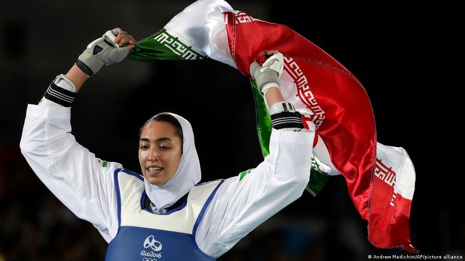 Kimia Alizadeh runs with an Iranian flag after losing her bronze-medal bout | Photo: Picture-alliance