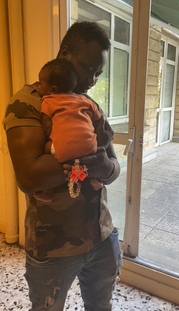 De nombreux enfants et nourrissons vivent actuellement dans le squat de Thiais. Crédit : InfoMigrants