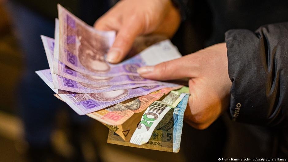 Some Ukrainians resorted to exchanging cash on the black market at unfavorable rates | Photo: Frank Hammerschmidt/dpa/picture-alliance