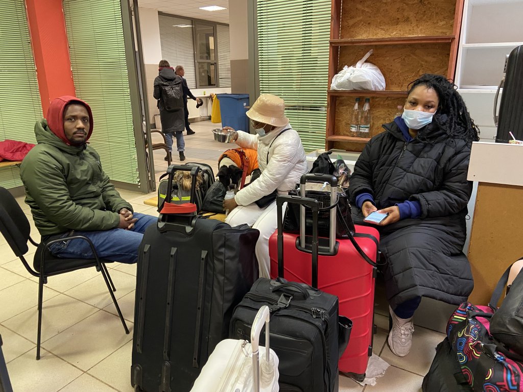 Jean-Philippe, Mina et Michelle attendent le train pour Budapest, le 2 février 2022. Epuisés, ils ne savent pas où ils vont aller après. Crédit : InfoMigrants