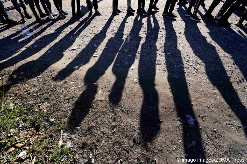 Migrants line up in Calais at a food distribution center | Photo: Gareth Fuller / Imago images / Zuma press