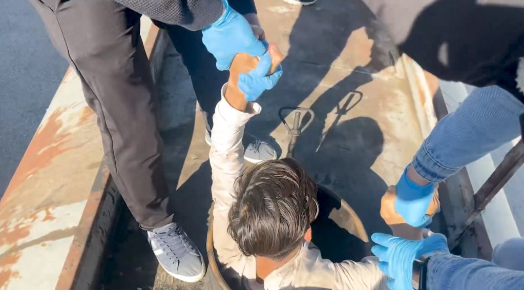 Each person had to be removed individually from a hatch located at the top of the tanker | Screenshot: Bitlis Emniyet Müdürlüğü via X