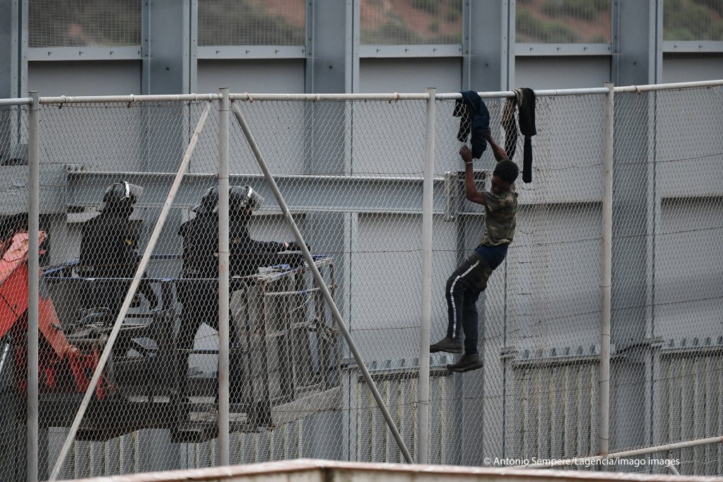 A migrant trying to cross the Ceuta border fence on April 13, 2021 | Photo: Antonio Sempere/Lagencia/imago images
