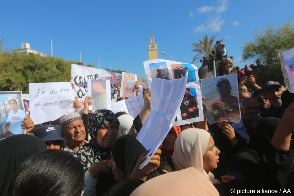 Residents of the Tunisian coastal town of Zarzis hold up pictures of their missing relatives during a protest, demanding that authorities do more to find missing bodies on October 18, 2022 | Photo: Tansim Nasri / Anadolu Agency/ Picture Alliance