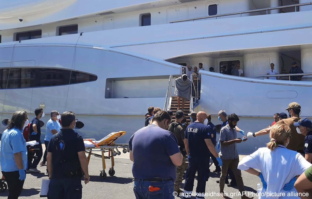 Survivors arrive by yacht after a rescue operation at the port in Kalamata town, about 240 kilometers southwest of Athens, on Wednesday, June 14, 2023 | Photo: AP/picture-alliance