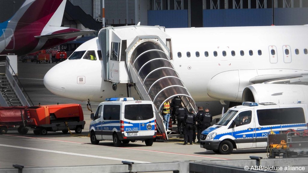 A plane is shown at Hamburg airport ahead of a deportation flight on April 23, 2024 | Photo: picture alliance/ABB