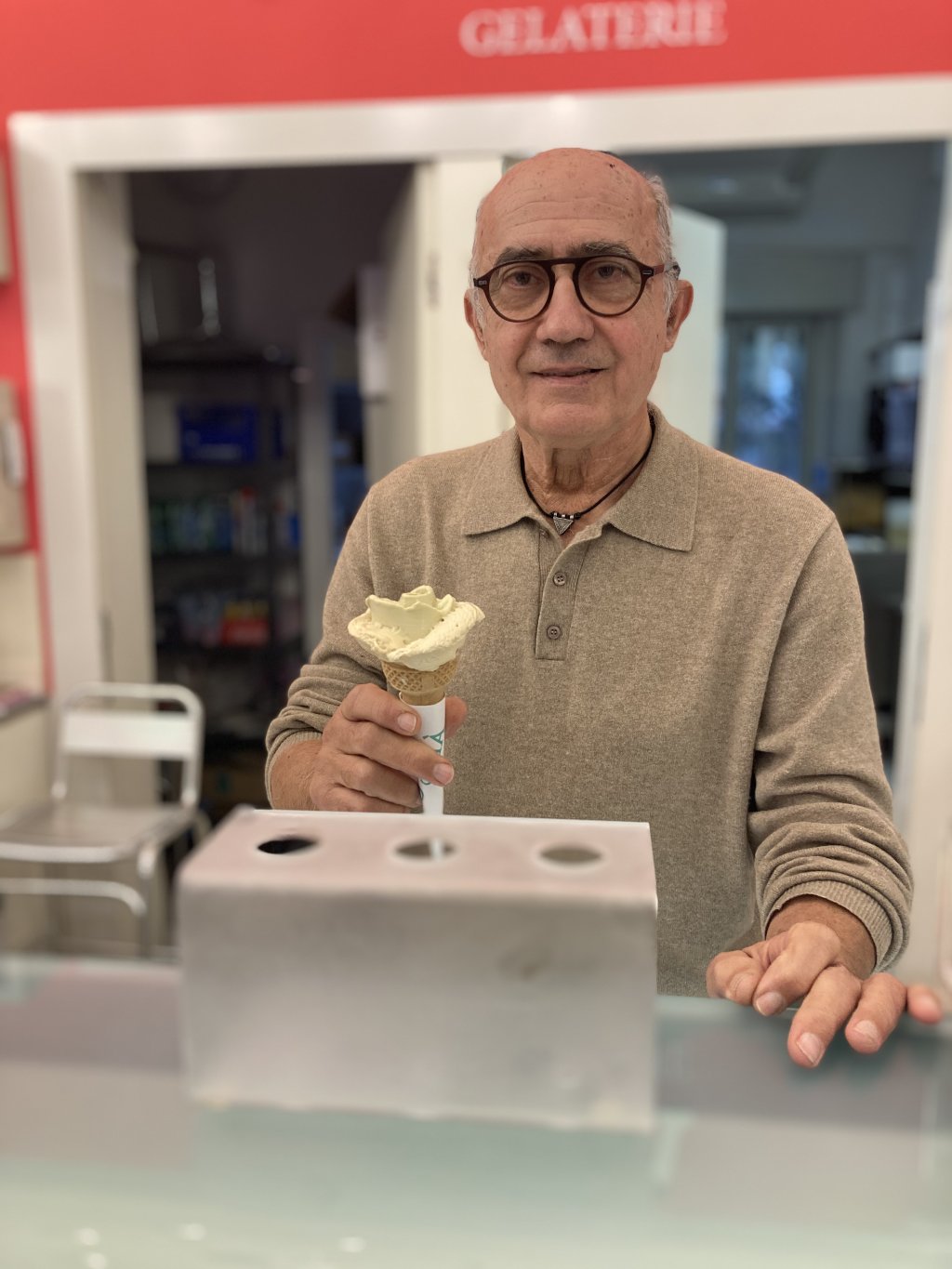 Vito Fiorino gestisce una gelateria a Lampedusa.  Ha deciso di distribuire gratuitamente il gelato nel tentativo di contribuire a placare la sete e la fame dei nuovi arrivati  Foto: privata