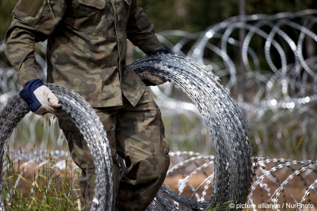 Polish soliders set up barbed wire fence in Border Zone near Krynki on September 1, 2021 | Photo: Maciej Luczniewski/NurPhoto