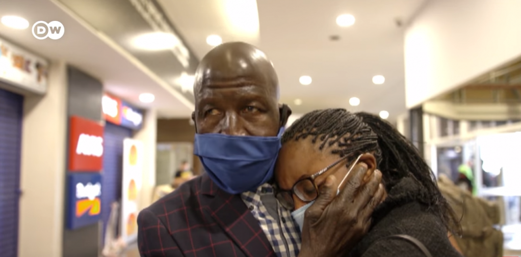 Le départ est très émotionnel. Iyaloo ne reviendra probablement pas en Namibie avant deux ans | Source : Capture d’écran du documentaire de la DW
