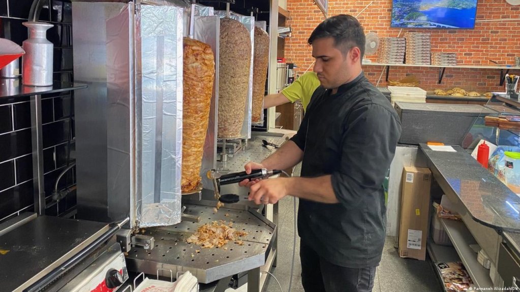 رامین عزیز پناهنده افغان در آلمان یک رستورانت کباب دونر دارد
Photo: Parwaneh Alizadah