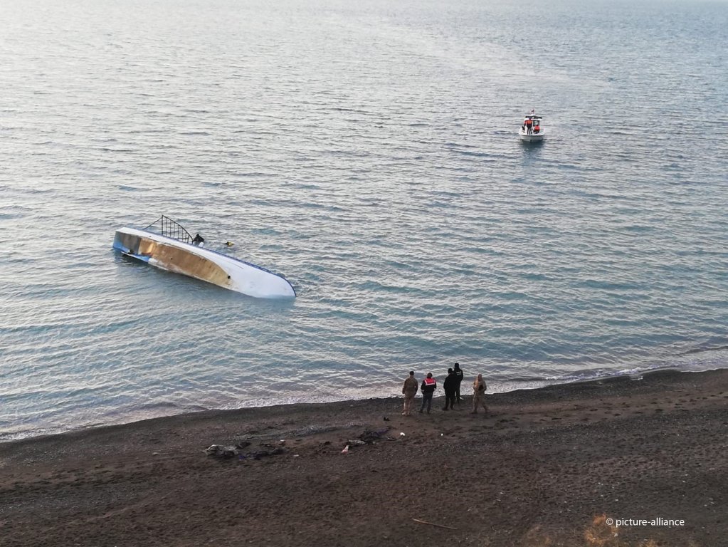 From file: Officials wait at shore of Van lake after a boat carrying migrants sank on December 26, 2019 | Photo: picture-alliance
