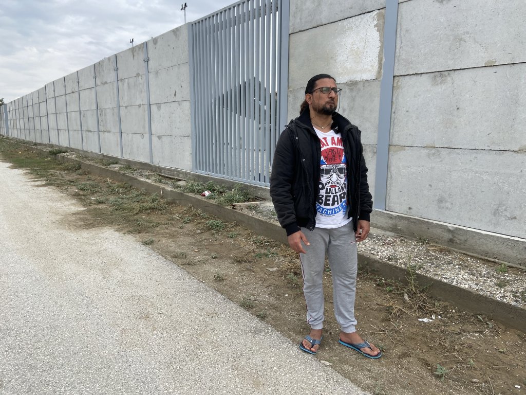 Abou Abbas, un Irakien de 43 ans vit depuis un an et 6 mois dans le camp de Nea Kavala. Crédit : InfoMigrants