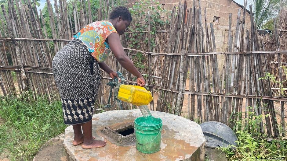 Doctors say the lack of access to clean water could contribute to a cholera outbreak | Photo: Sitoi Lutxeque/DW