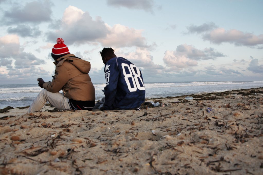Aboubacar et Alassane se désolent de ne pas trouver du travail en Tunisie pour payer le passeur et continuer leur route vers l'Europe. Crédit : Dana Alboz / InfoMigrants