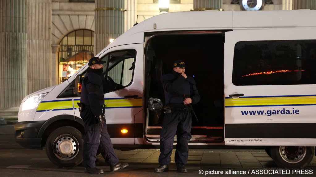 Garda police in Ireland patrol Dublin after riots broke out when right-wing activists posted reports that an 'illegal immigrant' was responsible for a knife attack in the city which injured three children | Photo: Peter Morrison / picture alliance / Associated Press