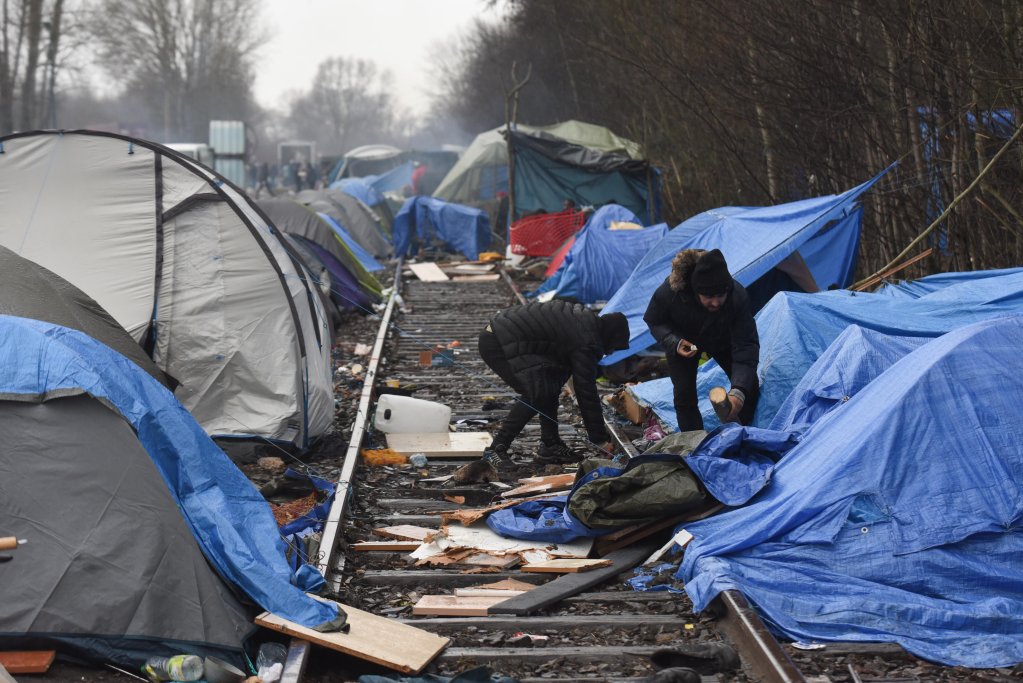 مهاجرون في مخيم غراند سانت شمال فرنسا. استمرار محاولات عبور المانش على الرغم من الطقس البارد. المصدر: مهدي شبيل/مهاجر نيوز