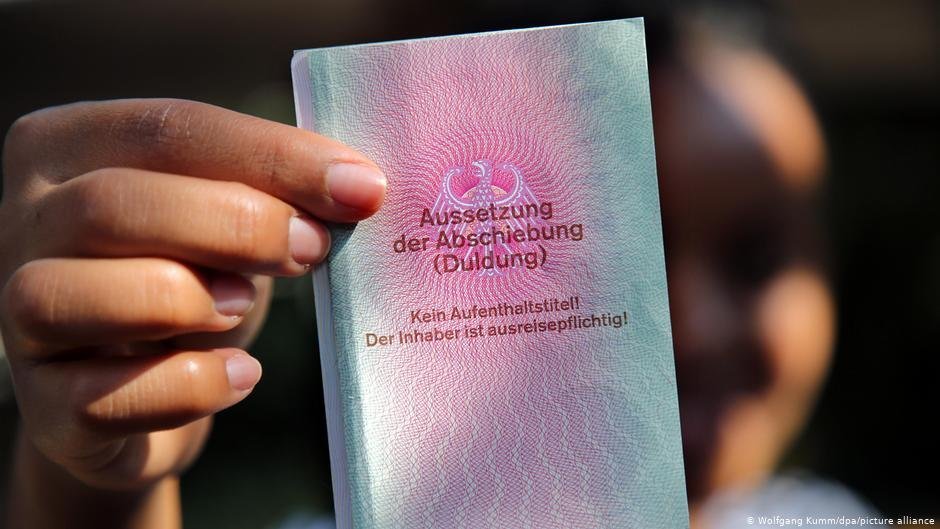 Ce document permet à une personne "expulsable" d’être tolérée sur le sol allemand de façon temporaire | Photo : Wolfgang Kumm/dpa/picture-alliance
